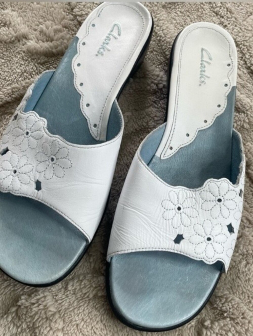 Clarks White Leather Floral Slide Sandals~ Size 8 1/2 M~ Comfy Summertime